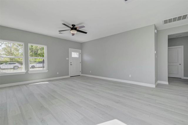 6705 Roanoke St, Houston, TX 77028