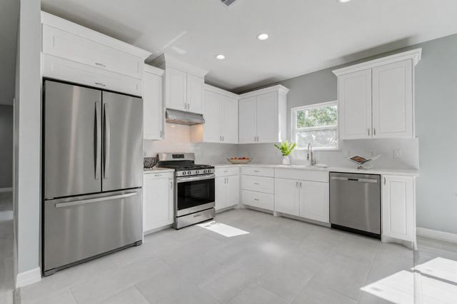 6705 Roanoke St, Houston, TX 77028