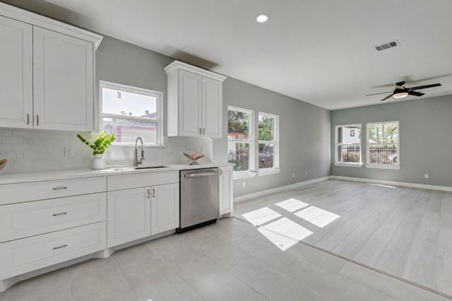 6705 Roanoke St, Houston, TX 77028