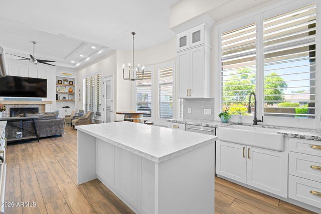 2082 E SANOQUE Boulevard, Gilbert, AZ 85298