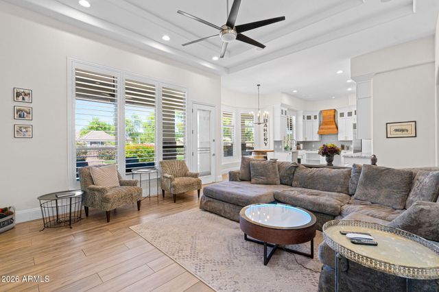 2082 E SANOQUE Boulevard, Gilbert, AZ 85298