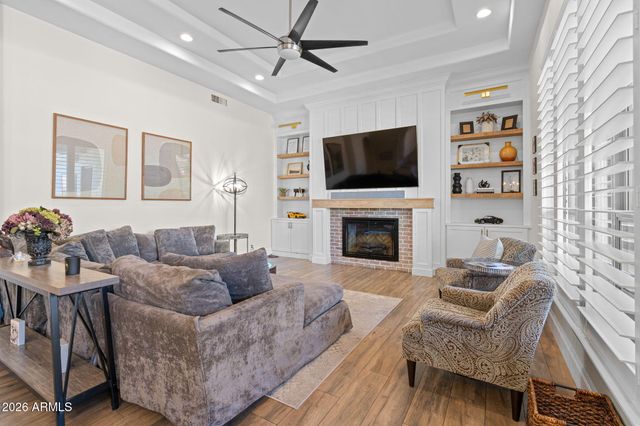 2082 E SANOQUE Boulevard, Gilbert, AZ 85298