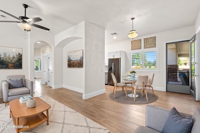 2082 E SANOQUE Boulevard, Gilbert, AZ 85298