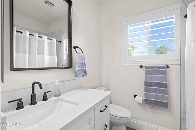 2082 E SANOQUE Boulevard, Gilbert, AZ 85298