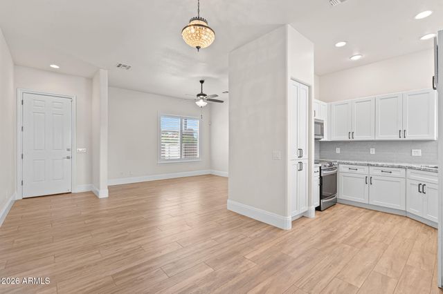 2082 E SANOQUE Boulevard, Gilbert, AZ 85298