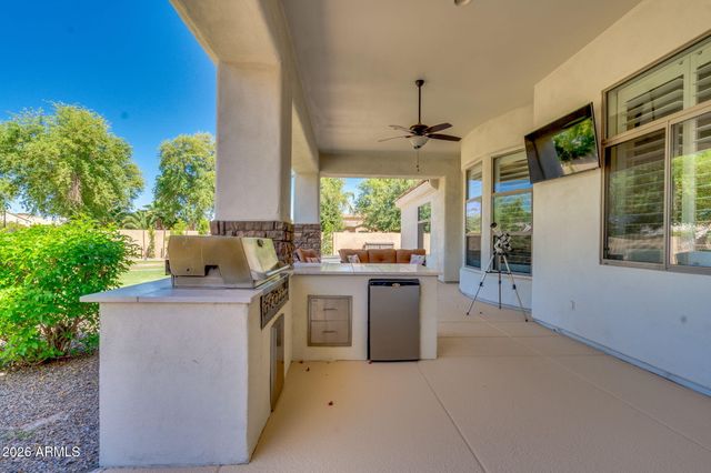 2082 E SANOQUE Boulevard, Gilbert, AZ 85298