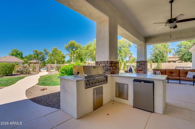 2082 E SANOQUE Boulevard, Gilbert, AZ 85298