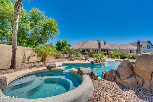 2082 E SANOQUE Boulevard, Gilbert, AZ 85298