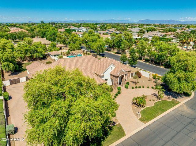 2082 E SANOQUE Boulevard, Gilbert, AZ 85298