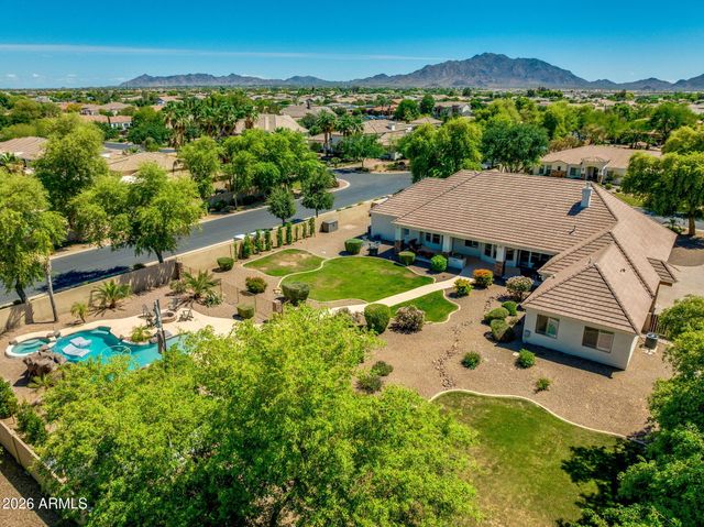 2082 E SANOQUE Boulevard, Gilbert, AZ 85298