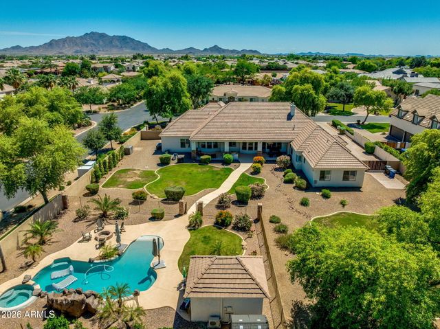 2082 E SANOQUE Boulevard, Gilbert, AZ 85298