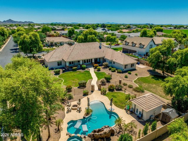 2082 E SANOQUE Boulevard, Gilbert, AZ 85298