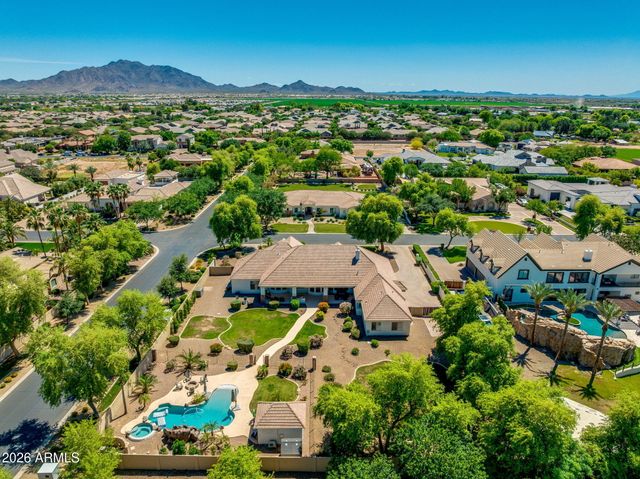 2082 E SANOQUE Boulevard, Gilbert, AZ 85298