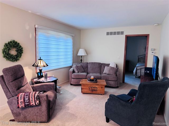 588 Oakbrook Circle, Flushing, MI 48433