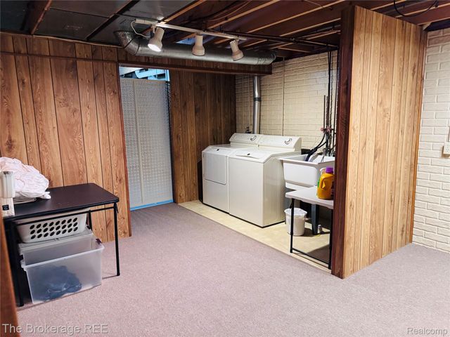 588 Oakbrook Circle, Flushing, MI 48433
