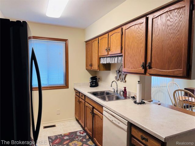 588 Oakbrook Circle, Flushing, MI 48433