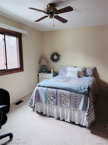 588 Oakbrook Circle, Flushing, MI 48433
