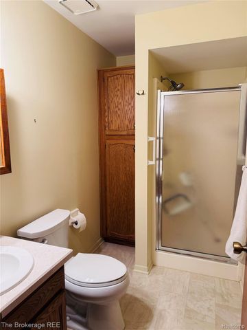 588 Oakbrook Circle, Flushing, MI 48433