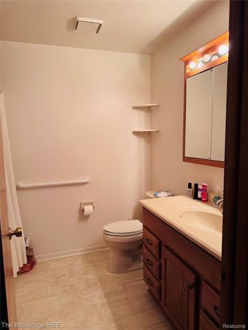 588 Oakbrook Circle, Flushing, MI 48433