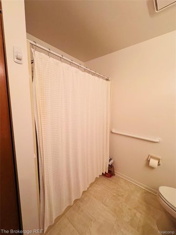 588 Oakbrook Circle, Flushing, MI 48433
