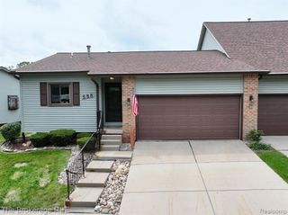 588 Oakbrook Circle, Flushing, MI 48433