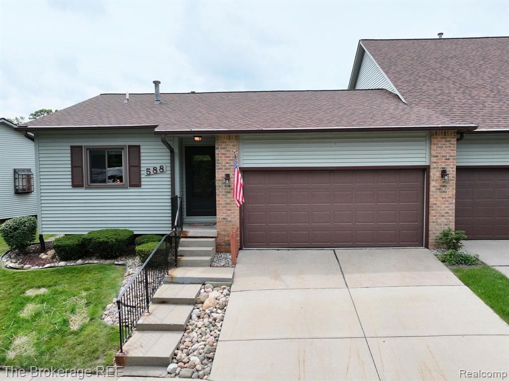 588 Oakbrook Circle, Flushing, MI 48433