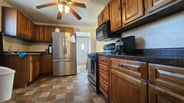 718 3rd St NW, Minot, ND 58703