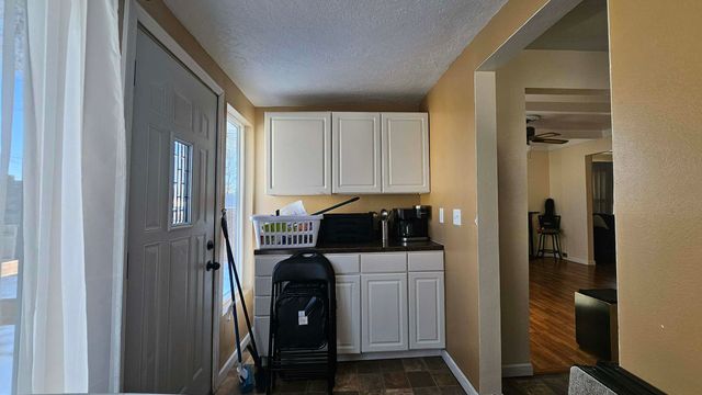 718 3rd St NW, Minot, ND 58703