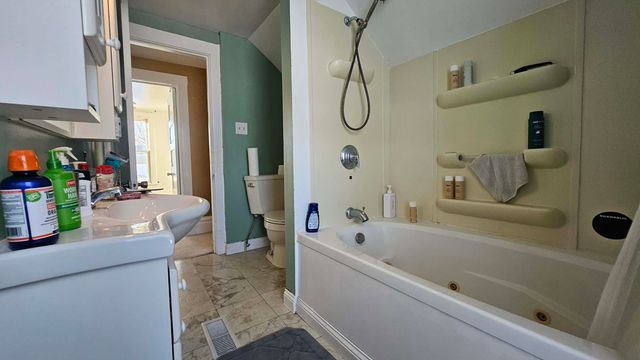 718 3rd St NW, Minot, ND 58703