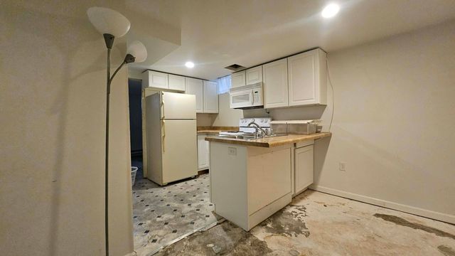 718 3rd St NW, Minot, ND 58703