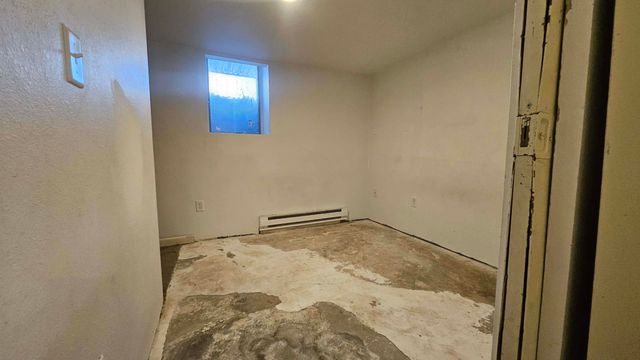 718 3rd St NW, Minot, ND 58703