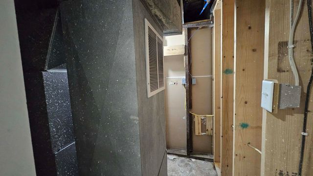 718 3rd St NW, Minot, ND 58703