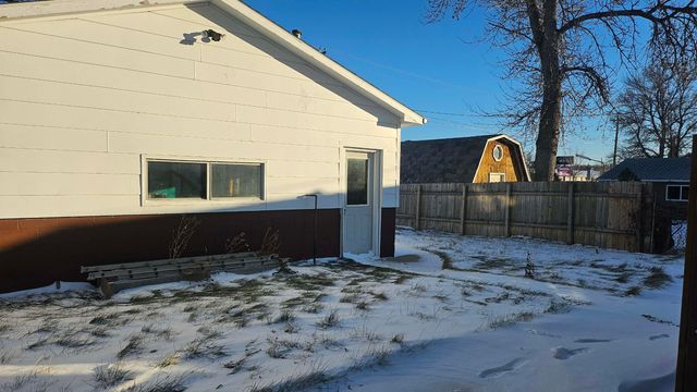 718 3rd St NW, Minot, ND 58703