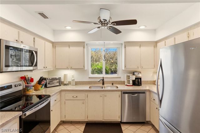 215 Cypress WAY E E3, Naples, FL 34110