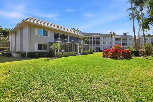 215 Cypress WAY E E3, Naples, FL 34110