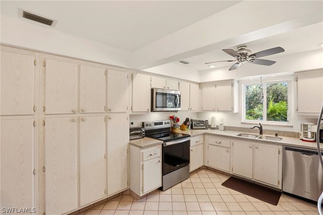 215 Cypress WAY E E3, Naples, FL 34110