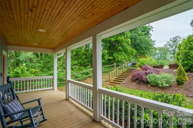 221 Courtland Place, Asheville, NC 28801