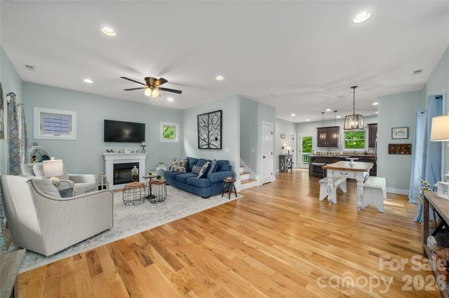 221 Courtland Place, Asheville, NC 28801