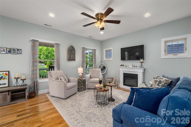 221 Courtland Place, Asheville, NC 28801