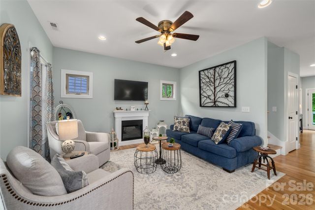 221 Courtland Place, Asheville, NC 28801