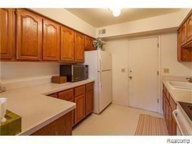 5117 Buckingham Drive, Troy, MI 48098