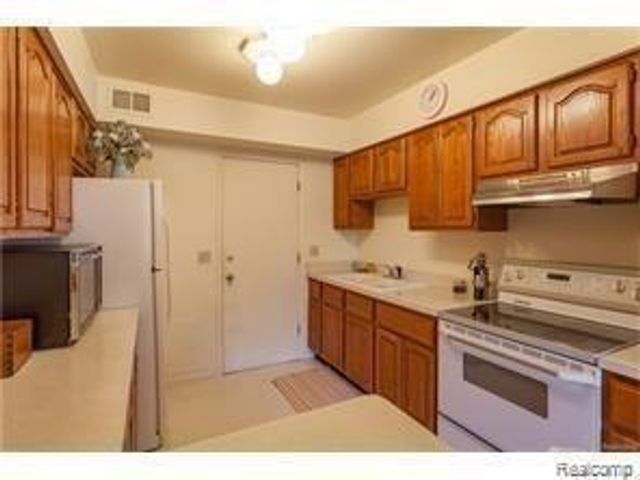 5117 Buckingham Drive, Troy, MI 48098