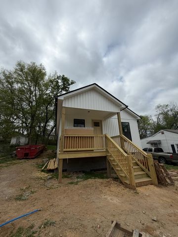 1002 College St, W, Fayetteville, TN 37334