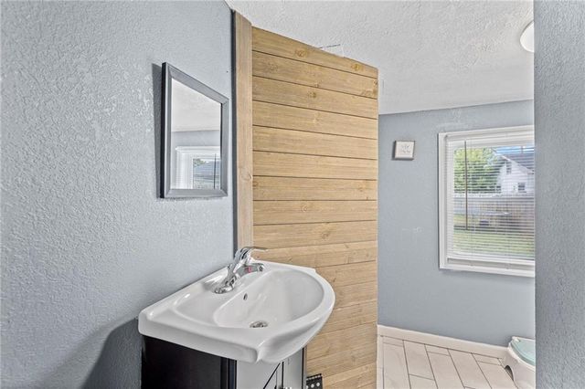 214 S Oak Street, Ottawa, KS 66067