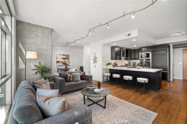 800 The Mark Lane 1806, San Diego, CA 92101