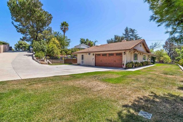 676 Via Rancho, Escondido, CA 92029