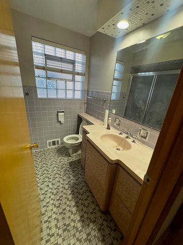 5805 N Merrimac Avenue, Chicago, IL 60646