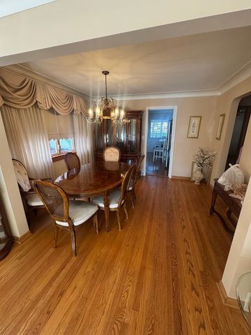 5805 N Merrimac Avenue, Chicago, IL 60646