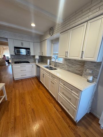 5805 N Merrimac Avenue, Chicago, IL 60646