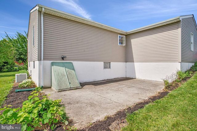 12225 W LAWN LN, Hagerstown, MD 21740